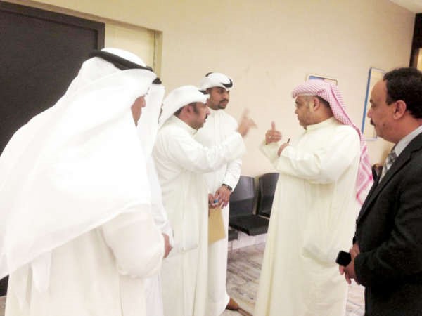 حسن كاظم متحدثا مع الموظفين﻿