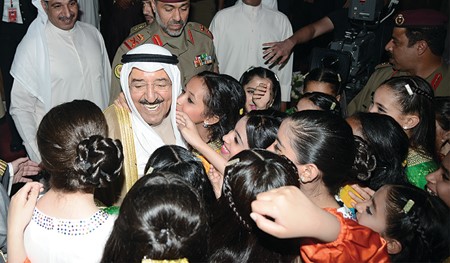 لمسة ابوية من صاحب السمو الامير الشيخ صباح الاحمد