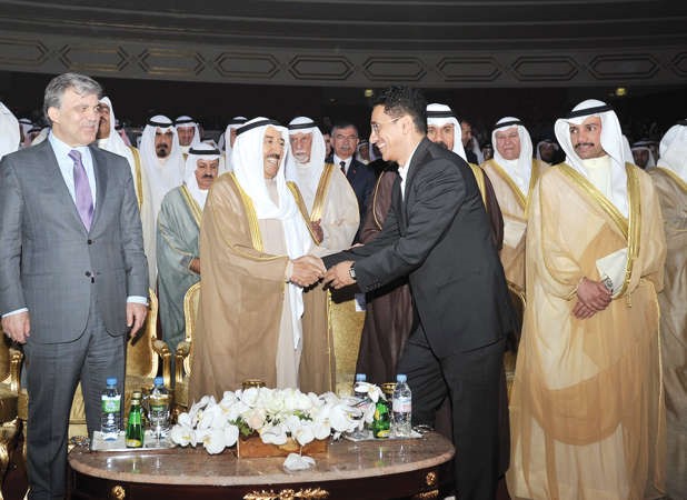 صاحب السمو الامير الشيخ صباح الاحمد مصافحا الملحن عبدالله القعود﻿