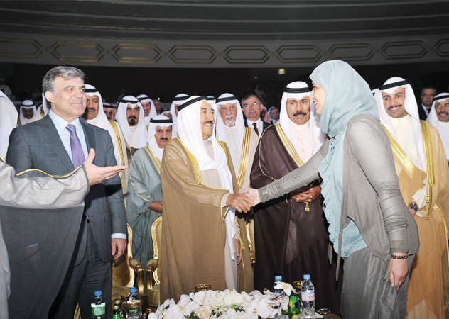 صاحب السمو الامير الشيخ صباح الاحمد وسمو ولي العهد الشيخ نواف الاحمد والرئيس التركي عبدالله غول يرحبون باحدى الضيفات﻿