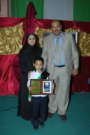الطالب المتفوق احمد محمود مع والديه