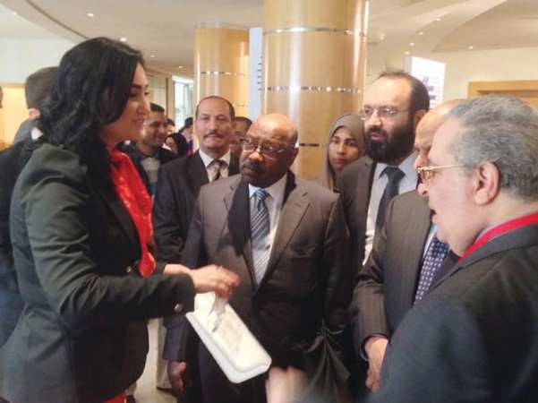  د محمد الخشتي يستمع لشرح حول الاجهزة بالمعرض﻿