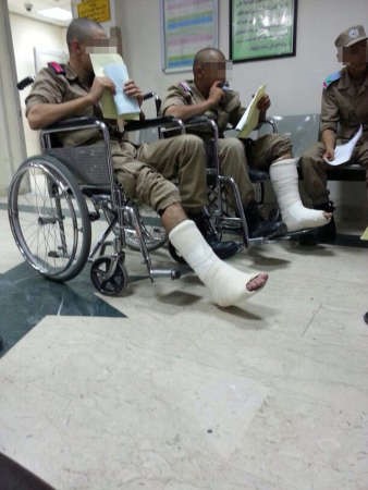 عسكريان يتلقيان العلاج في المستشفى من اثار كسور