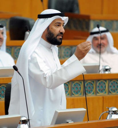دعلي العمير متحدثا
