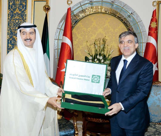 الرئيس غول يتسلم من حمد المرزوق هدية بيتك﻿