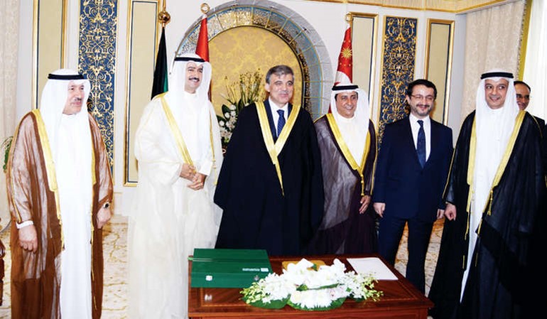 الرئيس التركي يتوسط حمد المرزوق ومحمد العمر ﻿