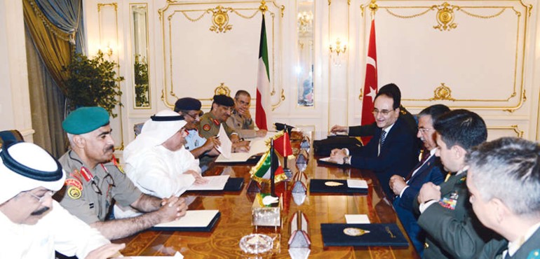  نائب رئيس مجلس الوزراء ووزير الدفاع الشيخ خالد الجراح اثناء مباحثاته مع وزير الدفاع التركي ايسمت يلماز﻿