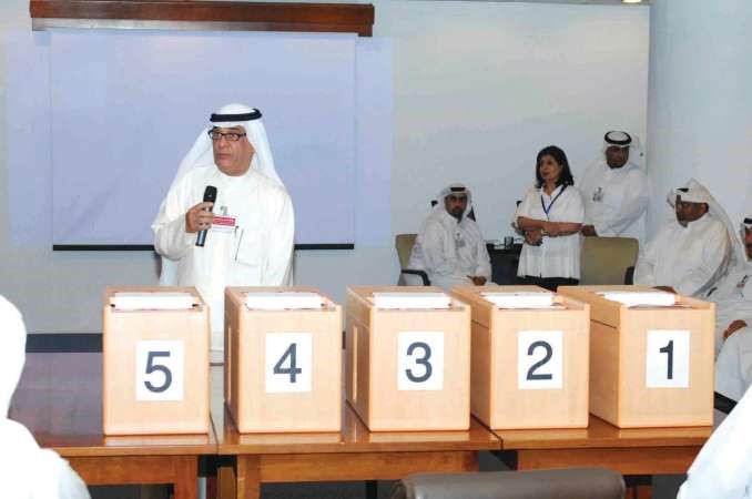عبدالفتاح معرفي خلال عملية الفرز﻿