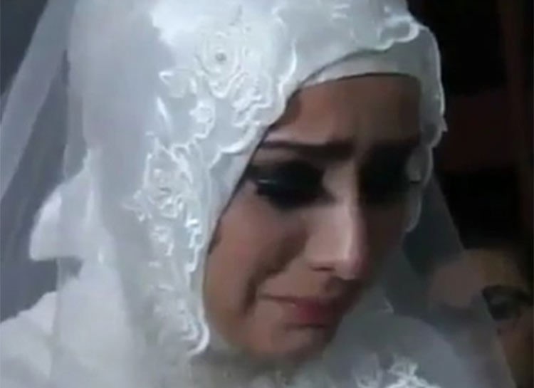 بالفيديو.. لحظات مؤثرة لـ «عروس محجبة» عند وداع بيت والدها