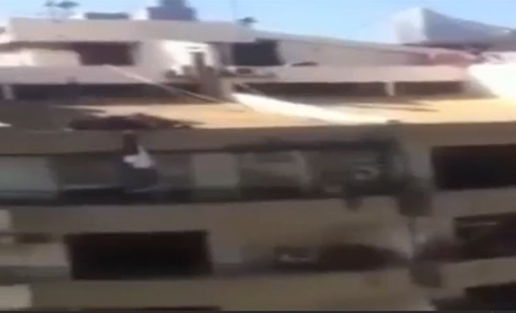 فيديو مروّع.. شاب سوري يرمي نفسه من سطح مبنى