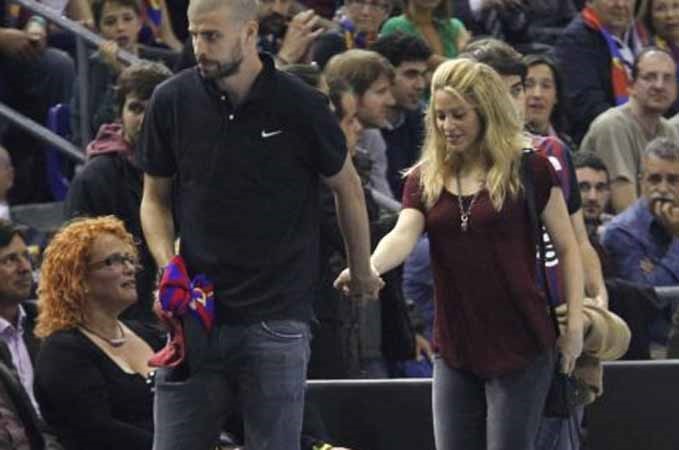 Shakira و Pique خلال مباراة