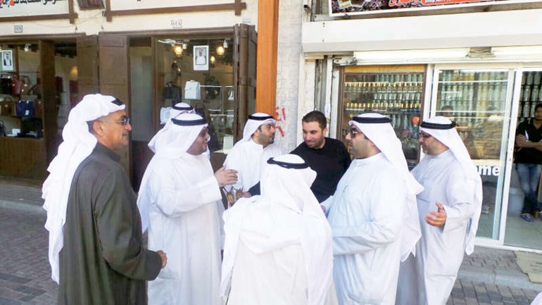 الاعضاء يستمعون الى ملاحظات اصحاب المحلات