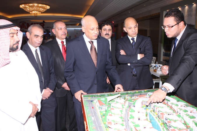 السفير المصري يستمع لشرح عن احد المشاريع المشاركة بالمعرض﻿
