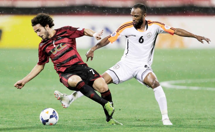 لاعب الريان احمد علاء الدين يحاول الهروب من مدافع الشباب عمر الغامدي افب