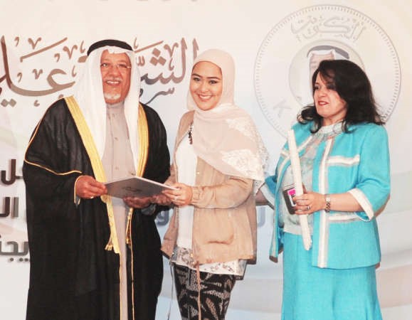 الشيخ علي الجراح مكرما احدى المشاركات في الرحلة بحضور فاطمة الامير﻿