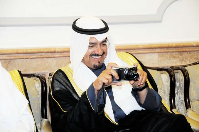 الشيخ احمد العبدالله يستعد لالتقاط بعض الصور من الحفل