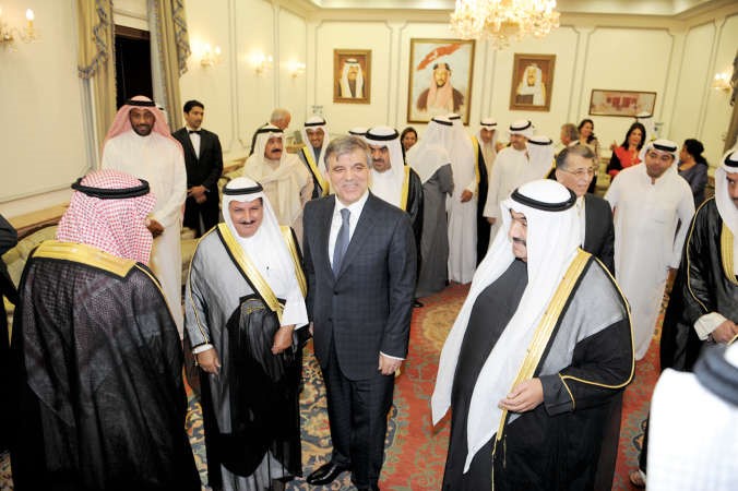 الرئيس غول وسمو الشيخ ناصر المحمد خلال جولتهما بين الحضور