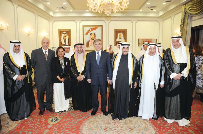 سمو الشيخ ناصر المحمد والرئيس عبدالله غول وجاسم الخرافي وعلي الغانم والشيخ فيصل الحمود ودموضي الحمود ودمحمد السنعوسي والشيخ خالد البدر