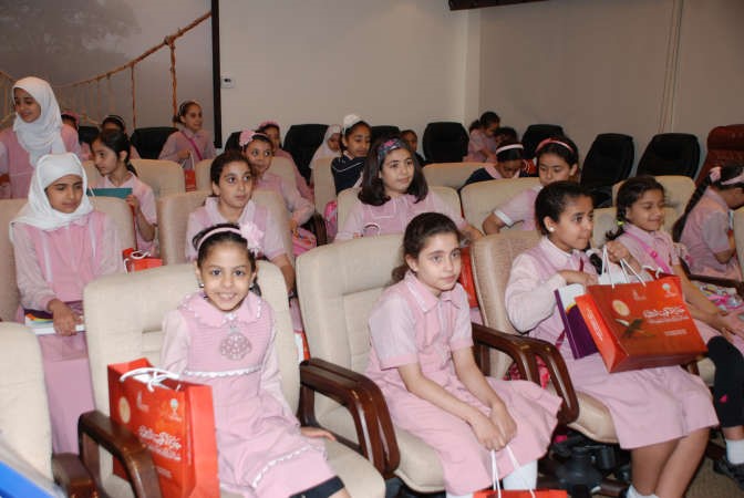 مجموعة من زهرات مدارس الكويت في زيارة للمعرض