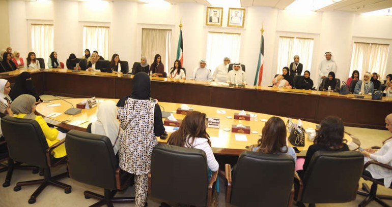 رئيس مجلس الامة مرزوق الغانم متوسطا طالبات كلية العلوم الادارية في قاعة الاجتماعات الكبرى في مجلس الامة امس 