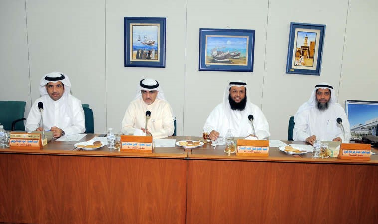 د عبدالرحمن الجيران وحمود الحمدان ود خليل عبدالله ود عودة الرويعي خلال اجتماع اللجنة التعليمية ﻿