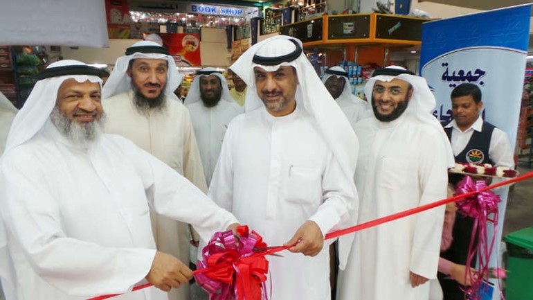 خالد الطريجي واعضاء مجلس الادارة خلال افتتاح الكافيه ومحل الحلويات ﻿