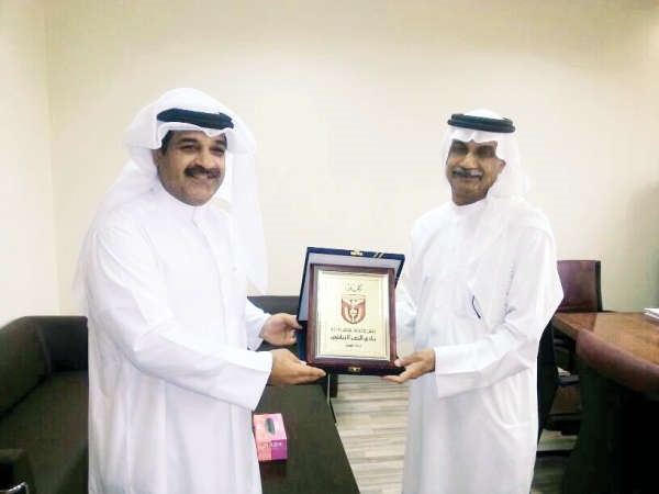 خالد الشريدة يقدم درعا تذكارية لميرزا احمد﻿