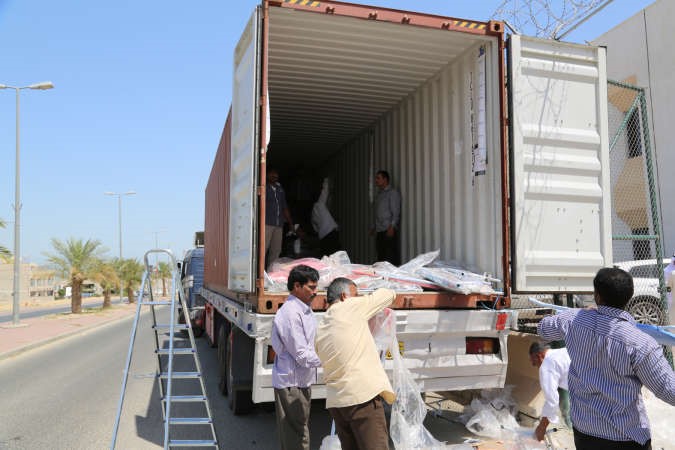 الشاحنة ضبطت في كبد ويبدو عمال يفرغون الحبوب مقابل المكافحة