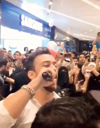 المطرب سعد المجرد يؤدي وصلته الغنائية وسط الفوضى﻿
