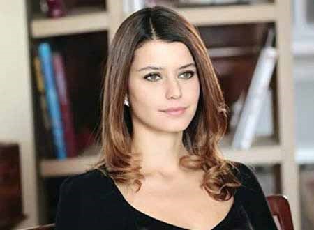 بالصور.. بيرين سآت في السينما مع خطيبها بملابس الحداد