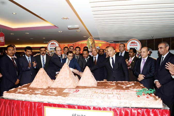 السفير عبدالكريم سليمان يشارك بقطع كيكة الحفل