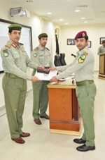  وخريج يتسلم شهادته﻿