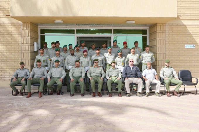 العميد الركن نادر شيهان في صورة تذكارية مع خريجي الدورة ﻿