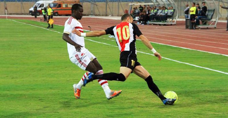 لاعب الزمالك دومينيك يحاول منع مدافع طلائع الجيش من التقدم