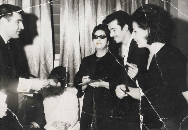 يوسف العجوز مع ام كلثوم وقد اهدته اجمل 5 صور لها وهي تكتب على احداها الاهداء﻿