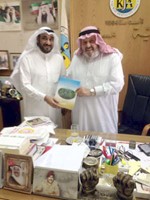 فيصل القناعي يتسلم الموسوعة من دزبن العتيبي