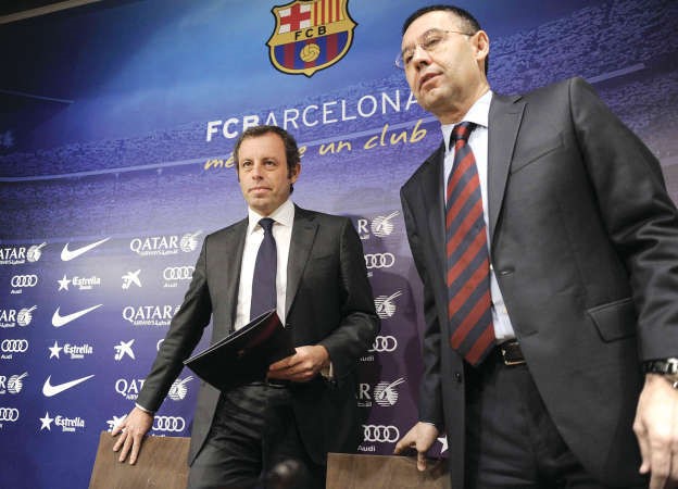 رئيس برشلونة جوسيب ماريا بارتوميو وسلفه ساندرو روسيل