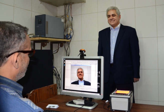 تصوير حمدين صباحي تمهيدا لتسجيله كمرشح للرئاسة باحدى اللجان الانتخابية في مصر امس الاول ا پ