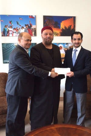 ممثل سفارتنا لدى كندا يسلم التبرع الى ادارة المركز الاسلامي في مدينة اكليوت في منطقة نونافت الكندية 