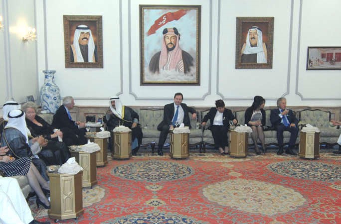 سمو الشيخ ناصر المحمد وجون ميجور ود رشا الصباح والسفير فرانك بيكر وعدد من الحضور﻿