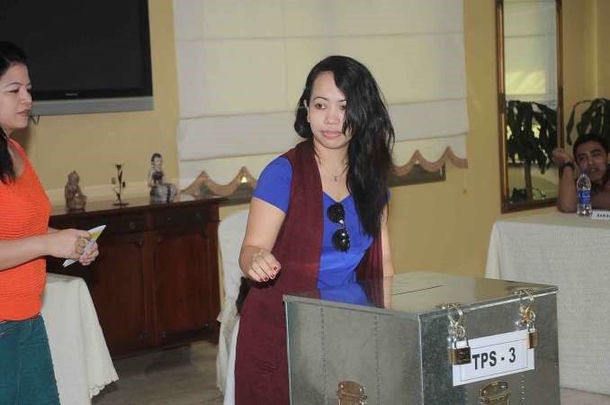 مواطنة اندونيسية تدلي بصوتها