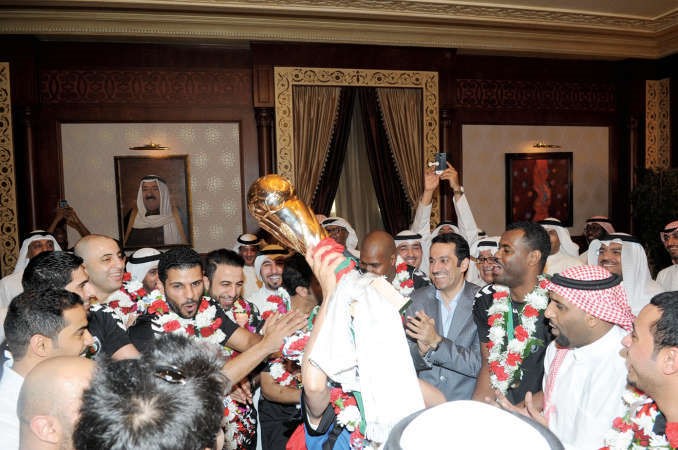 رئيس نادي القرين المحامي احمد الشحومي محاطا بالمهنئين في قاعة التشريفات 