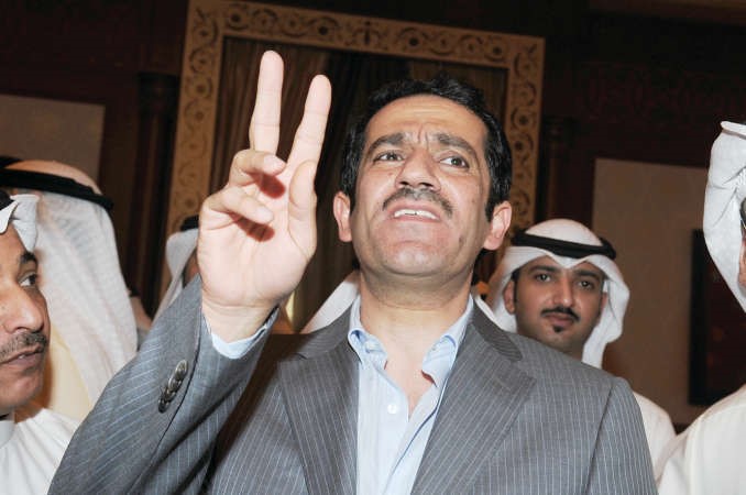 الشحومي يرفع علامة النصر بعد تحقيق اللقب العربي