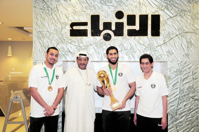 لاعبو القرين فرحين بكاس البطولة