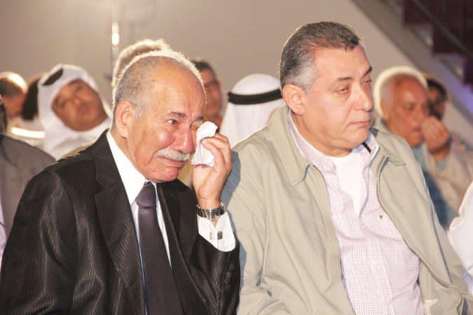  ورفيق دربه د كمال عيد يمسح دموعه﻿