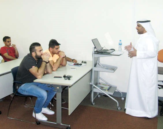 ضاري البدر متحدثا لطلاب قسم التسويق بالكلية الاسترالية بالكويت 