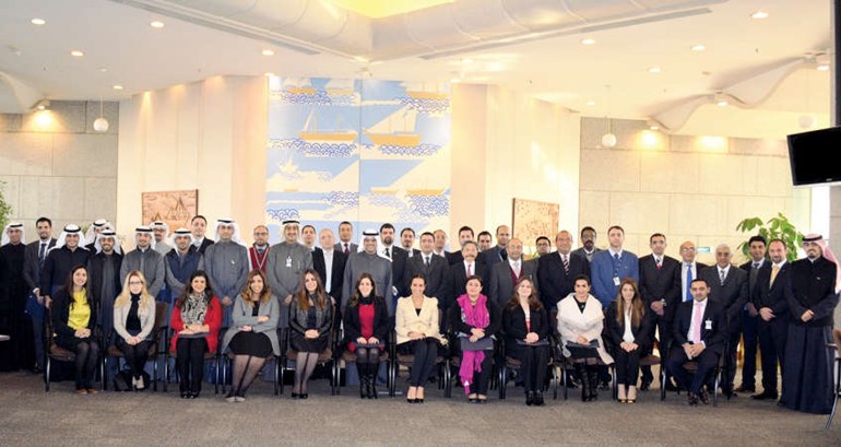 مدير عام مجموعة الخدمات المصرفية الشخصية في الوطني مازن الناهض ونائب مدير عام مجموعة الموارد البشرية عماد العبلاني وقيادات من البنك مع خريجي احدى الدورات 