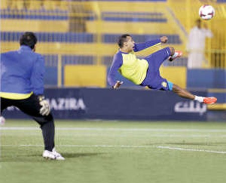 ضربة مقصية من محترف النصر ايلتونفي التدريبات الاخيرة موقع النصر