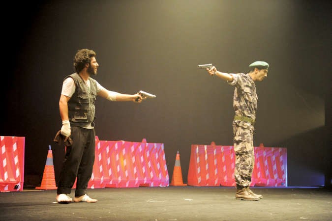 مشهد من مسرحية ثلاثة احزان مسموعة﻿