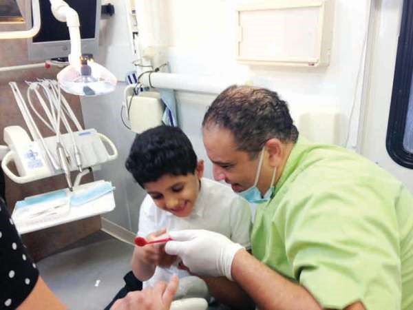 فحص احد الاطفال